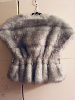 Меховая жилетка/ накидка Monnalisa