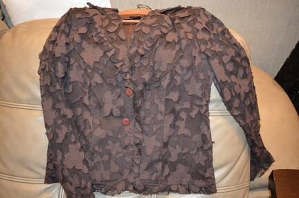 Коричневый, ажурный пиджак с нашивками