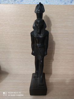 Каменная статуэтка фараона из Египта