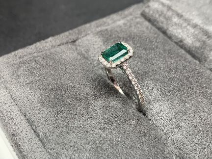 Золотое кольцо с изумрудом и бриллиантами