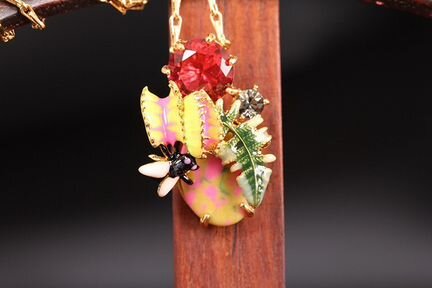 Кулон с цветами и мушкой Les Nereides Gucci