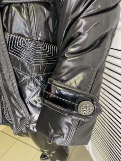 Чёрная лаковая куртка с мехом