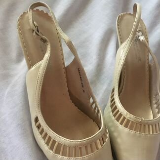 Кожаные белые босоножки