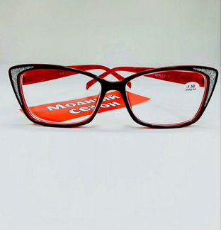 Очки в красной оправе