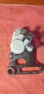 Суппорт тормозной задний с кронштейном в сборе