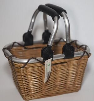 Корзинка плетеная с алюминиевыми ручками