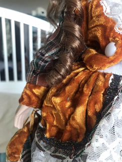 Фарфоровая кукла