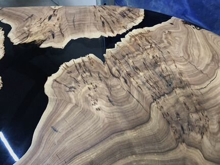 Стол из массива дерева и эпоксидной смолы